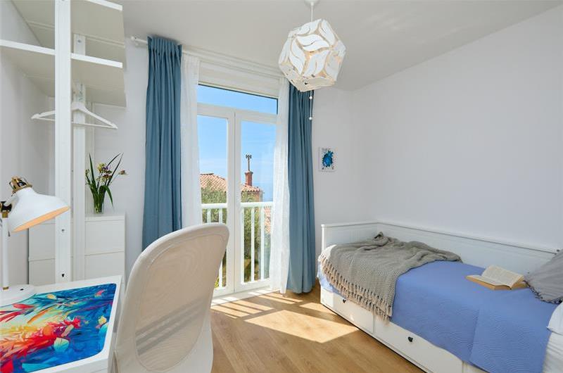 3 Bedroom Apartment with 2 Balconies near Dubrovnik Old Town, Sleeps 5-6