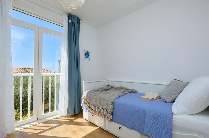 3 Bedroom Apartment with 2 Balconies near Dubrovnik Old Town, Sleeps 5-6