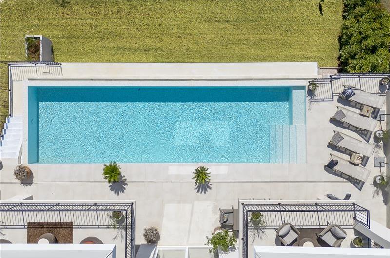 Luxury 4-Bedroom Villa with generous sized Infinity Pool near Buje, Istria. Sleeps 8