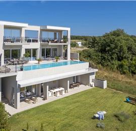Luxury 4-Bedroom Villa with generous sized Infinity Pool near Buje, Istria. Sleeps 8