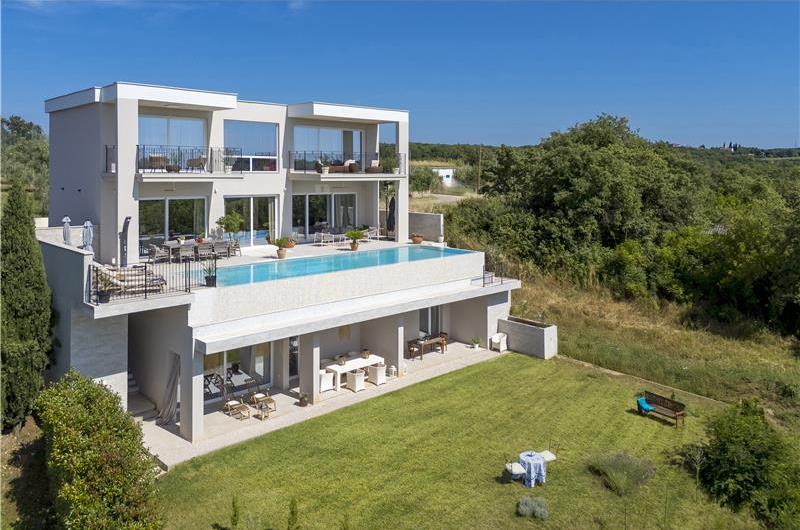 Luxury 4-Bedroom Villa with generous sized Infinity Pool near Buje, Istria. Sleeps 8