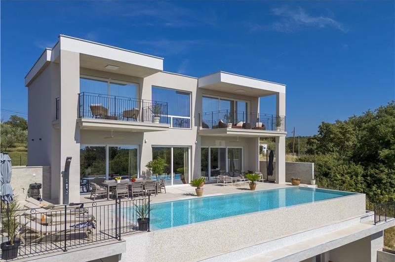 Luxury 4-Bedroom Villa with generous sized Infinity Pool near Buje, Istria. Sleeps 8