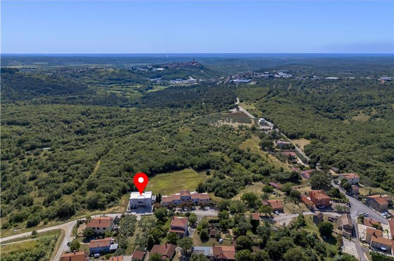 Luxury 4-Bedroom Villa with generous sized Infinity Pool near Buje, Istria. Sleeps 8