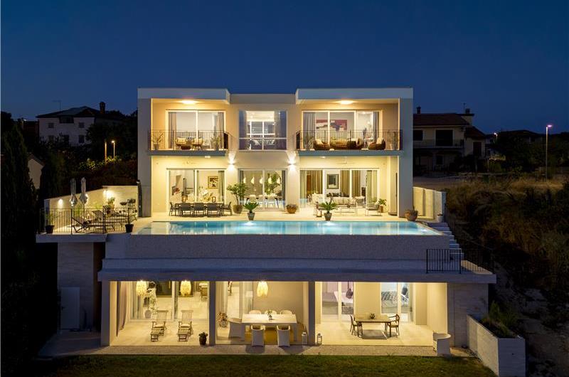 Luxury 4-Bedroom Villa with generous sized Infinity Pool near Buje, Istria. Sleeps 8