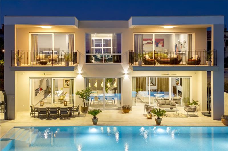 Luxury 4-Bedroom Villa with generous sized Infinity Pool near Buje, Istria. Sleeps 8