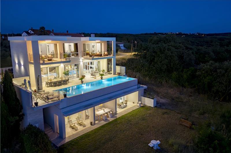 Luxury 4-Bedroom Villa with generous sized Infinity Pool near Buje, Istria. Sleeps 8