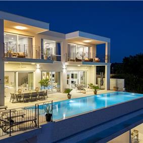 Luxury 4-Bedroom Villa with generous sized Infinity Pool near Buje, Istria. Sleeps 8