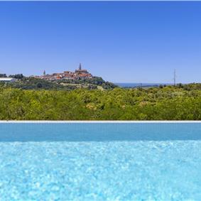 Luxury 4-Bedroom Villa with generous sized Infinity Pool near Buje, Istria. Sleeps 8