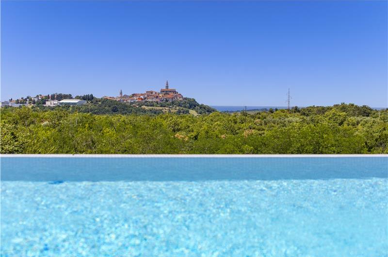 Luxury 4-Bedroom Villa with generous sized Infinity Pool near Buje, Istria. Sleeps 8
