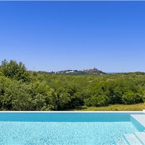 Luxury 4-Bedroom Villa with generous sized Infinity Pool near Buje, Istria. Sleeps 8