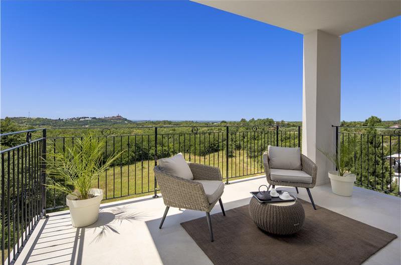 Luxury 4-Bedroom Villa with generous sized Infinity Pool near Buje, Istria. Sleeps 8