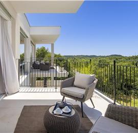 Luxury 4-Bedroom Villa with generous sized Infinity Pool near Buje, Istria. Sleeps 8