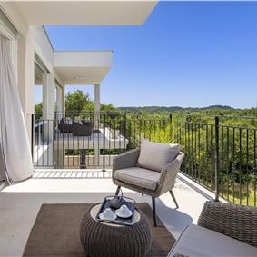 Luxury 4-Bedroom Villa with generous sized Infinity Pool near Buje, Istria. Sleeps 8