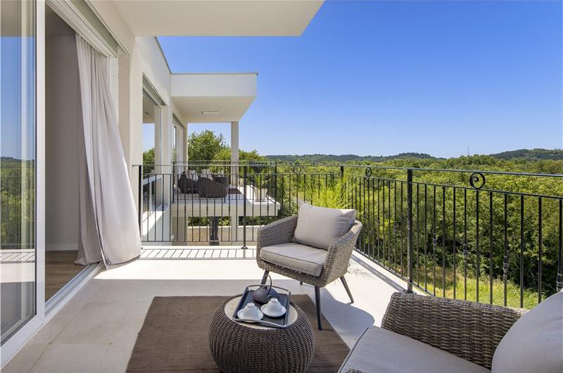 Luxury 4-Bedroom Villa with generous sized Infinity Pool near Buje, Istria. Sleeps 8