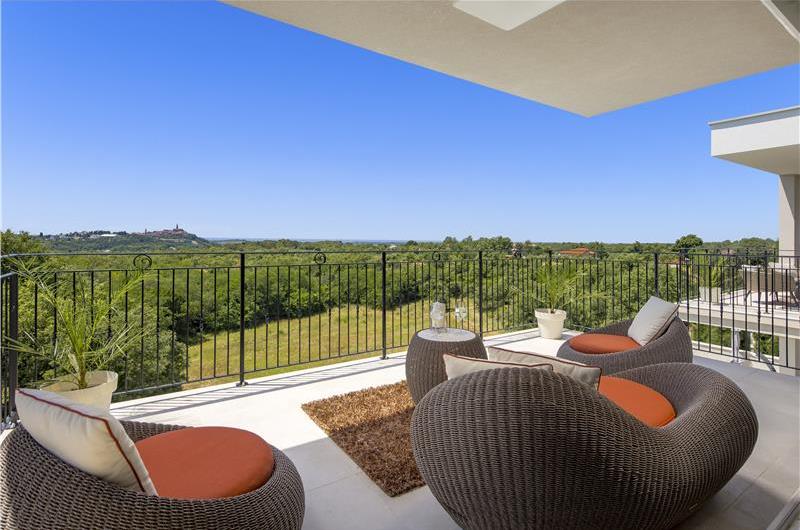 Luxury 4-Bedroom Villa with generous sized Infinity Pool near Buje, Istria. Sleeps 8