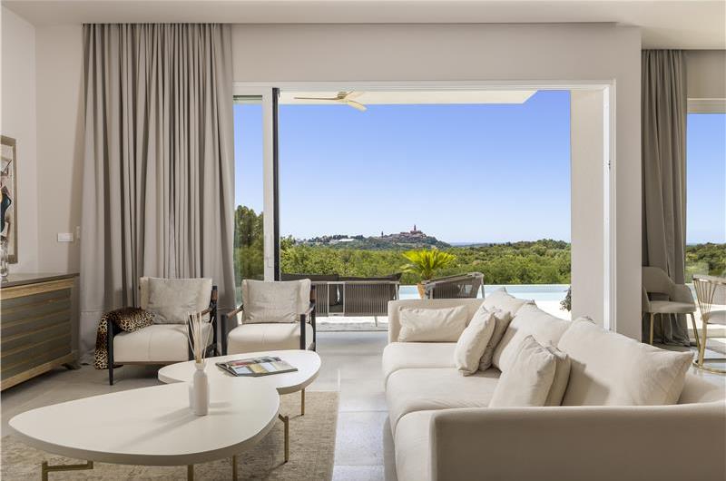 Luxury 4-Bedroom Villa with generous sized Infinity Pool near Buje, Istria. Sleeps 8