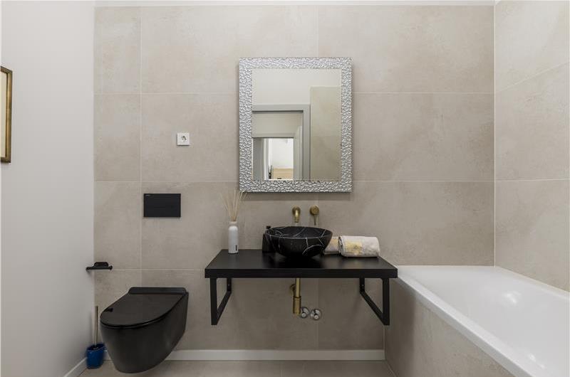 Luxury 4-Bedroom Villa with generous sized Infinity Pool near Buje, Istria. Sleeps 8