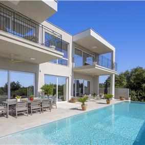 Luxury 4-Bedroom Villa with generous sized Infinity Pool near Buje, Istria. Sleeps 8