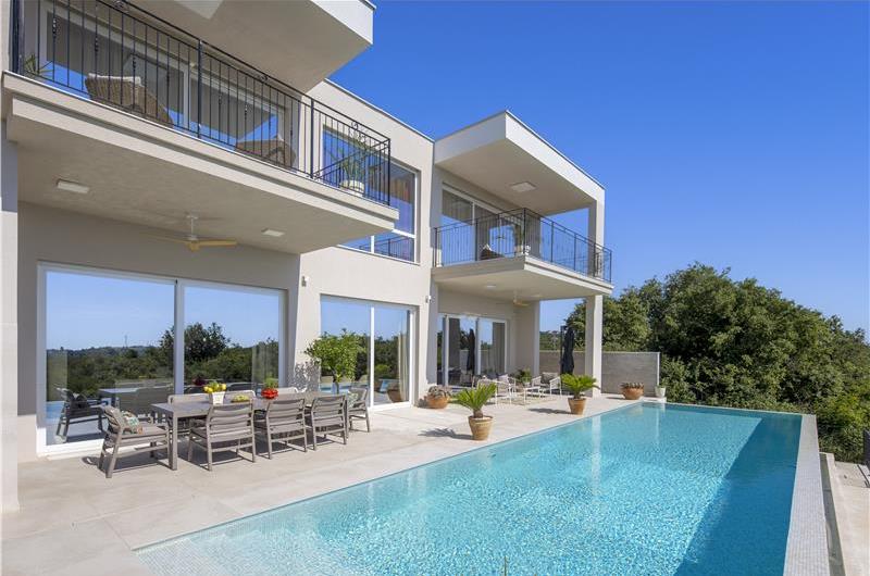 Luxury 4-Bedroom Villa with generous sized Infinity Pool near Buje, Istria. Sleeps 8