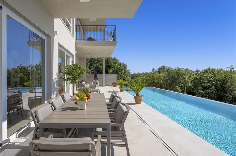 Luxury 4-Bedroom Villa with generous sized Infinity Pool near Buje, Istria. Sleeps 8