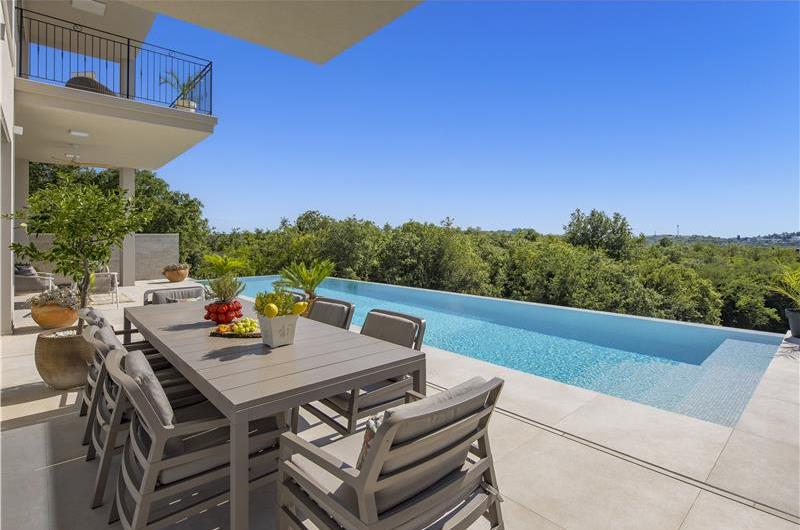 Luxury 4-Bedroom Villa with generous sized Infinity Pool near Buje, Istria. Sleeps 8
