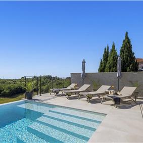 Luxury 4-Bedroom Villa with generous sized Infinity Pool near Buje, Istria. Sleeps 8