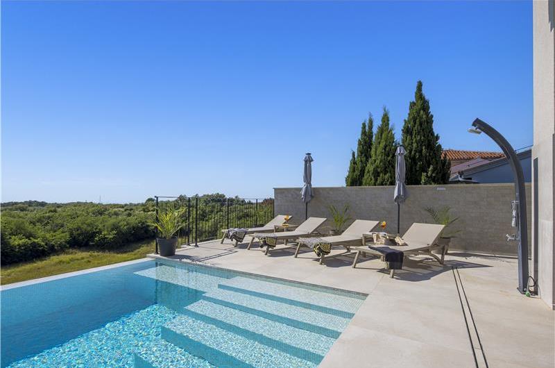 Luxury 4-Bedroom Villa with generous sized Infinity Pool near Buje, Istria. Sleeps 8