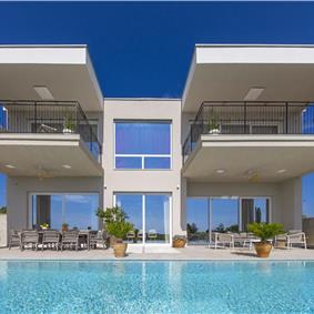 Luxury 4-Bedroom Villa with generous sized Infinity Pool near Buje, Istria. Sleeps 8