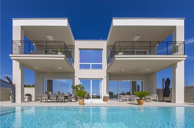 Luxury 4-Bedroom Villa with generous sized Infinity Pool near Buje, Istria. Sleeps 8
