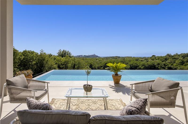 Luxury 4-Bedroom Villa with generous sized Infinity Pool near Buje, Istria. Sleeps 8