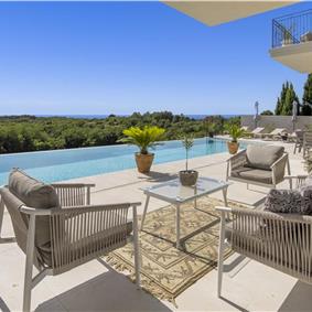 Luxury 4-Bedroom Villa with generous sized Infinity Pool near Buje, Istria. Sleeps 8
