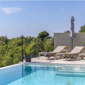 Luxury 4-Bedroom Villa with generous sized Infinity Pool near Buje, Istria. Sleeps 8