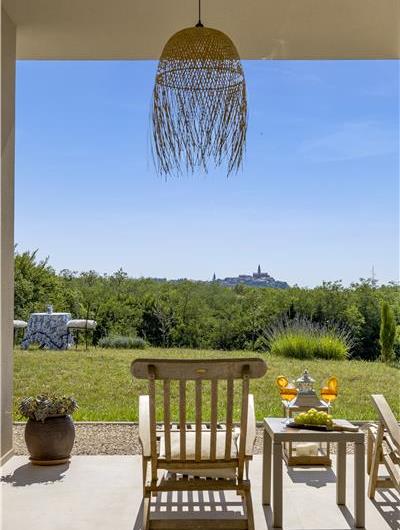 Luxury 4-Bedroom Villa with generous sized Infinity Pool near Buje, Istria. Sleeps 8