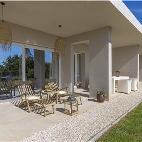 Luxury 4-Bedroom Villa with generous sized Infinity Pool near Buje, Istria. Sleeps 8
