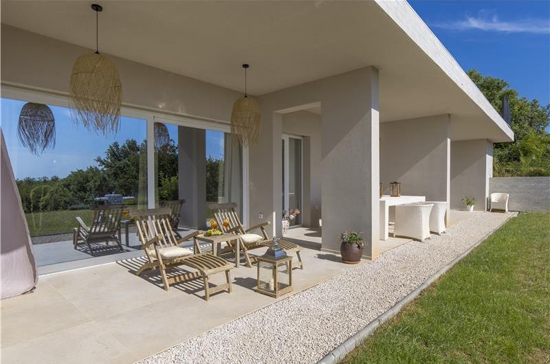 Luxury 4-Bedroom Villa with generous sized Infinity Pool near Buje, Istria. Sleeps 8