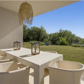 Luxury 4-Bedroom Villa with generous sized Infinity Pool near Buje, Istria. Sleeps 8