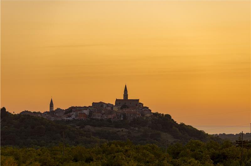 Luxury 4-Bedroom Villa with generous sized Infinity Pool near Buje, Istria. Sleeps 8