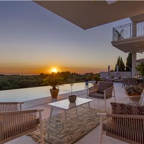Luxury 4-Bedroom Villa with generous sized Infinity Pool near Buje, Istria. Sleeps 8