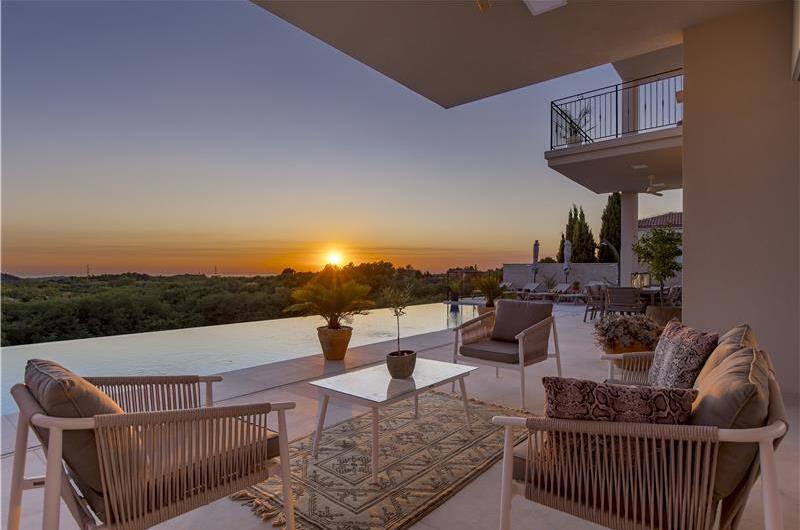 Luxury 4-Bedroom Villa with generous sized Infinity Pool near Buje, Istria. Sleeps 8