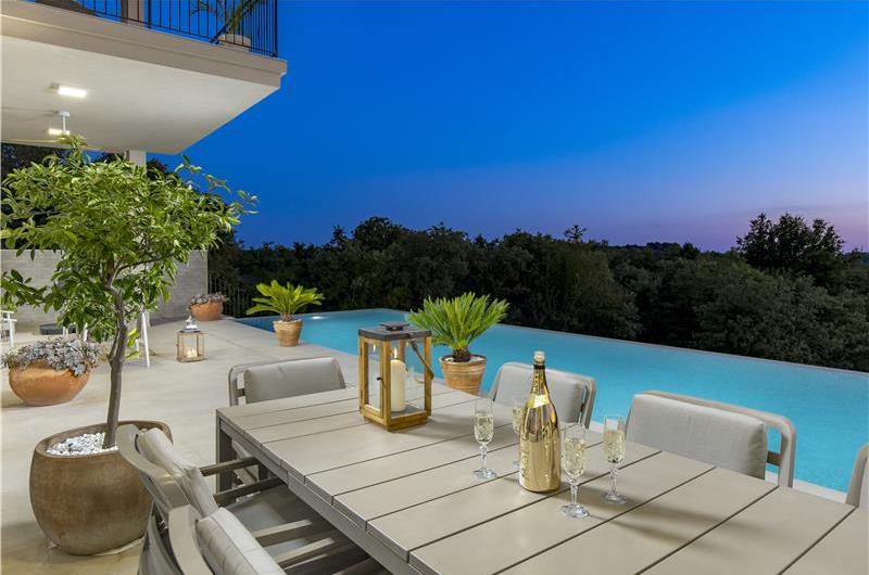 Luxury 4-Bedroom Villa with generous sized Infinity Pool near Buje, Istria. Sleeps 8