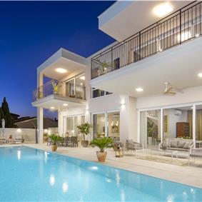 Luxury 4-Bedroom Villa with generous sized Infinity Pool near Buje, Istria. Sleeps 8