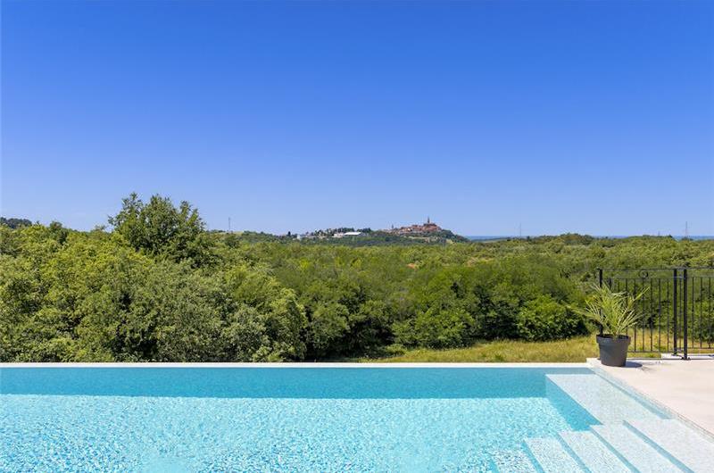 Luxury 4-Bedroom Villa with generous sized Infinity Pool near Buje, Istria. Sleeps 8