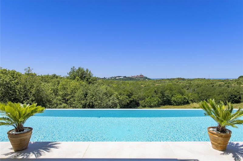 Luxury 4-Bedroom Villa with generous sized Infinity Pool near Buje, Istria. Sleeps 8