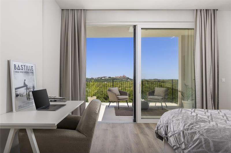 Luxury 4-Bedroom Villa with generous sized Infinity Pool near Buje, Istria. Sleeps 8