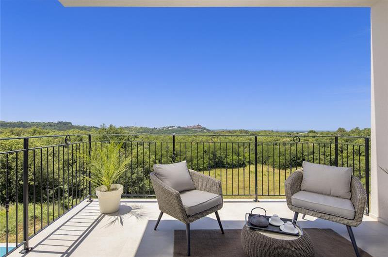 Luxury 4-Bedroom Villa with generous sized Infinity Pool near Buje, Istria. Sleeps 8