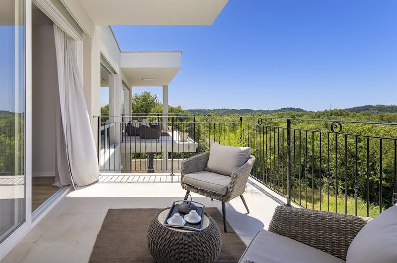 Luxury 4-Bedroom Villa with generous sized Infinity Pool near Buje, Istria. Sleeps 8