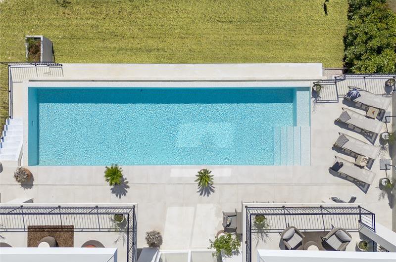 Luxury 4-Bedroom Villa with generous sized Infinity Pool near Buje, Istria. Sleeps 8