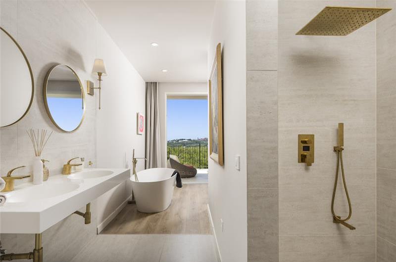 Luxury 4-Bedroom Villa with generous sized Infinity Pool near Buje, Istria. Sleeps 8