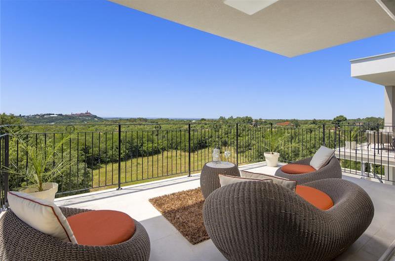 Luxury 4-Bedroom Villa with generous sized Infinity Pool near Buje, Istria. Sleeps 8