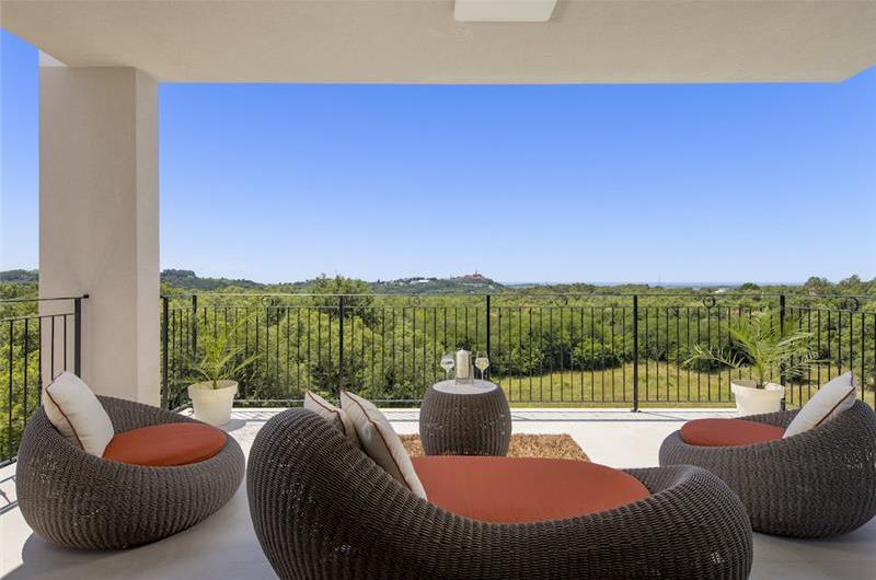 Luxury 4-Bedroom Villa with generous sized Infinity Pool near Buje, Istria. Sleeps 8